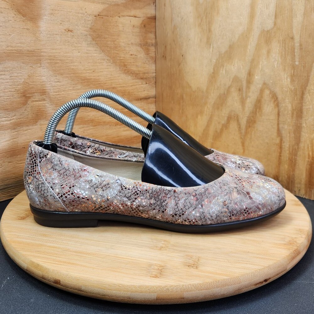 SAS Scenic Womens Tan Snakeskin Print Leather Ballet Flat Shoes Size 9.5 Narrow